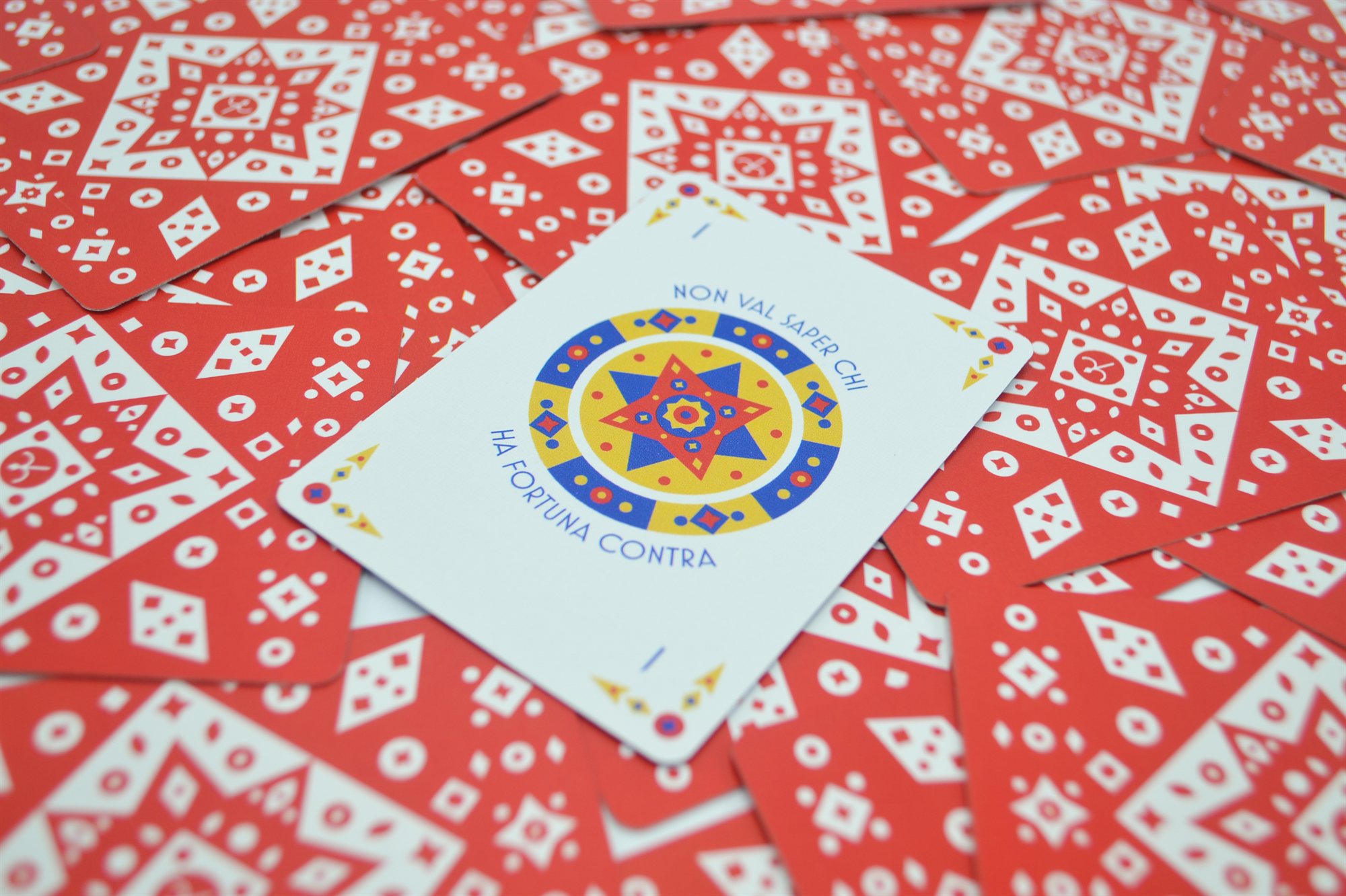 The ace of cups, illustrated as stacked blue and red goblets with the motto 'Una coppa di buon vin fa coraggio fa morbin'